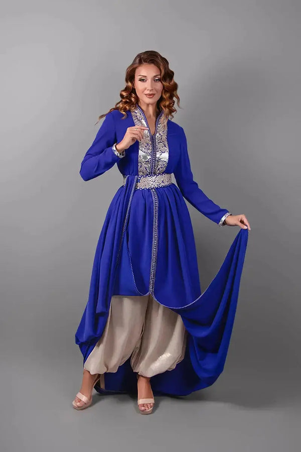 Volledig zicht op de koningsblauwe caftan met lange mouwen en ceintuur