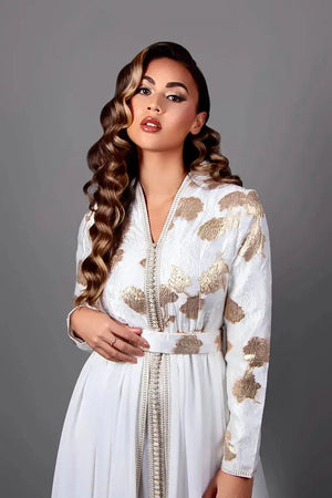 Marokkanischer kaftan aus weißem und goldenem Brokat für Hochzeiten 2026