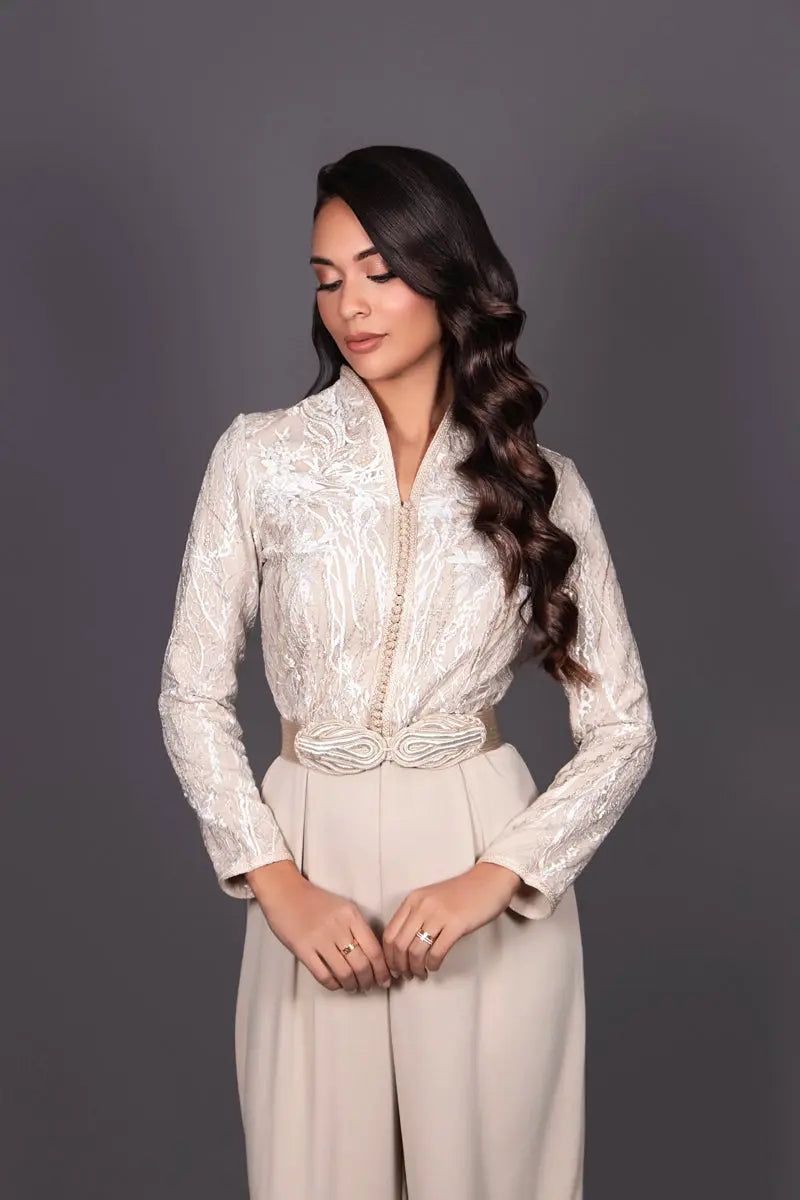 caftan combinaison marocaine beige, pantalon avec sur caftan et ceinture marocaine