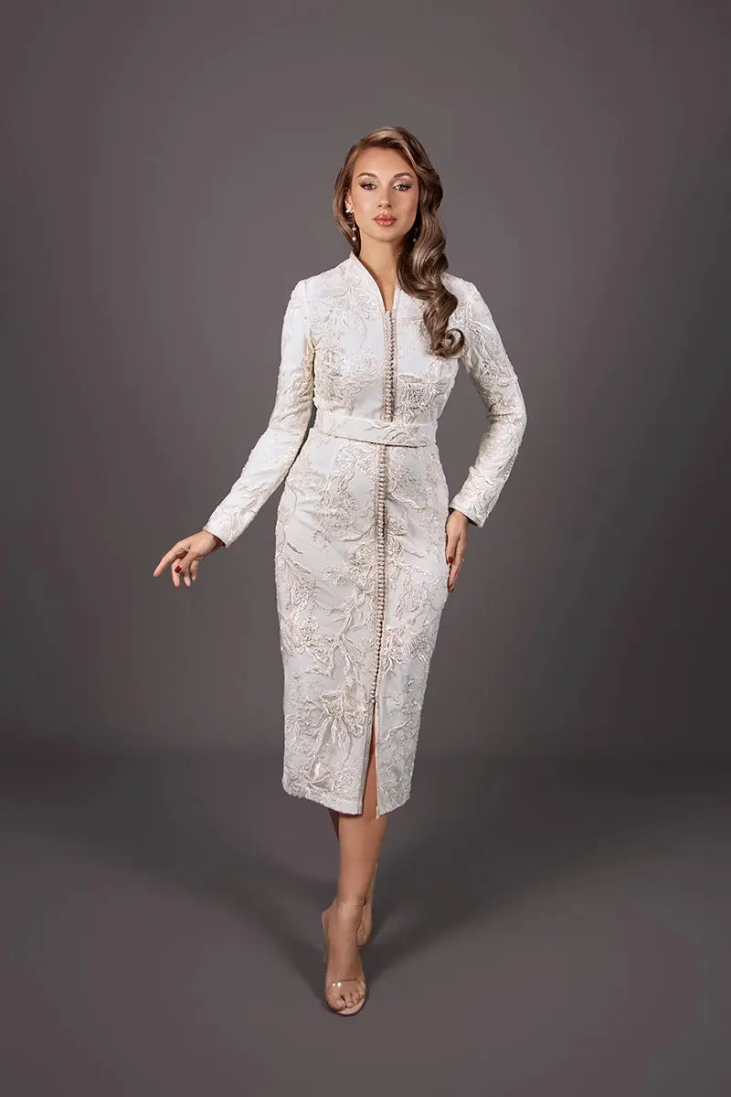 Short ivory-white kaftan with refined embroidery, ideal for a civil wedding, engagement, or ceremony.