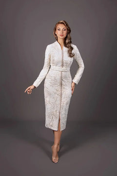 Caftán corto blanco marfil con bordados refinados, ideal para boda civil, compromiso y ceremonia.