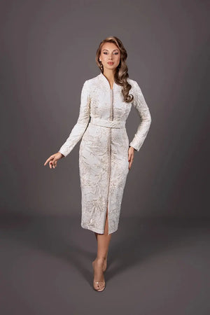 Caftán corto blanco marfil con bordados refinados, ideal para boda civil, compromiso y ceremonia.