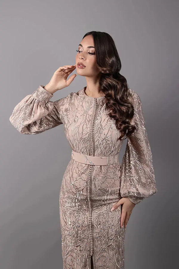caftan court manches bouffante beige nude.