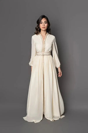 Caftan crème élégant avec manches bouffantes et ceinture brodée