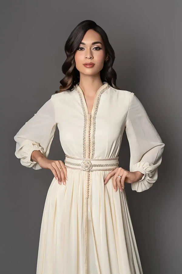 Caftan crème femme avec ceinture ornée et coupe raffinée