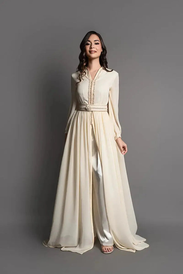 Caftan crème fluide avec sfifa dorée et finitions délicates