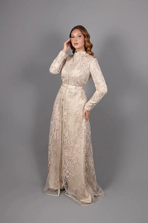 Vue de face du caftan Dakota Luxe aux broderies florales délicates et élégantes