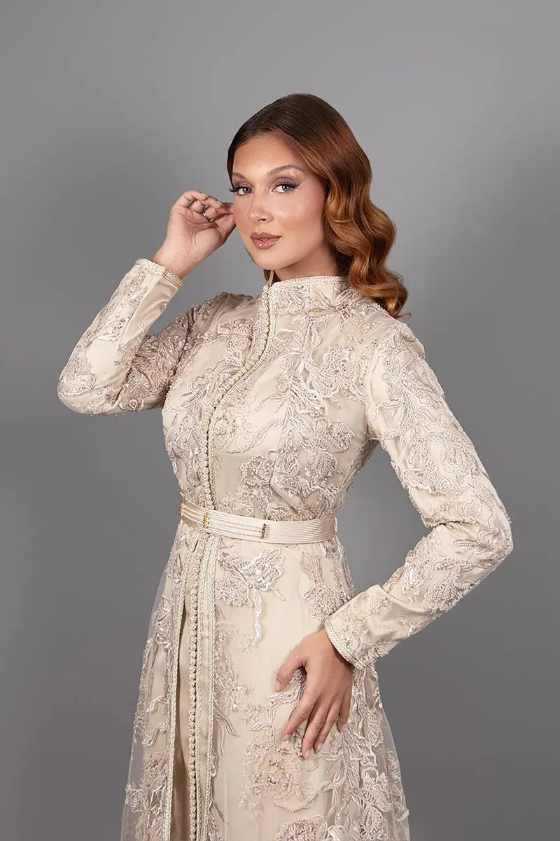 Caftan marocain Dakota Luxe beige avec manches longues et finitions haute couture