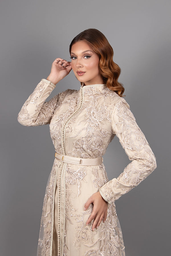 Gros plan sur le col montant et la sfifa du caftan Dakota Luxe beige