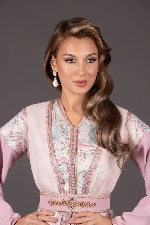Rosa marokkanischer Kaftan aus Crêpe mit blauem Brokateinsatz und handgefertigter Stickerei