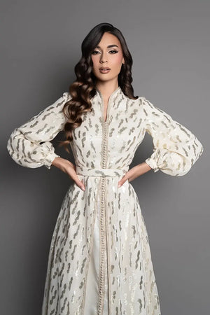 Elfenbeinfarbener marokkanischer Kaftan mit goldfarbenen Mustern und Ton-in-Ton-Gürtel – moderner marokkanischer Stil für Hochzeiten, Verlobungen und Feste.
