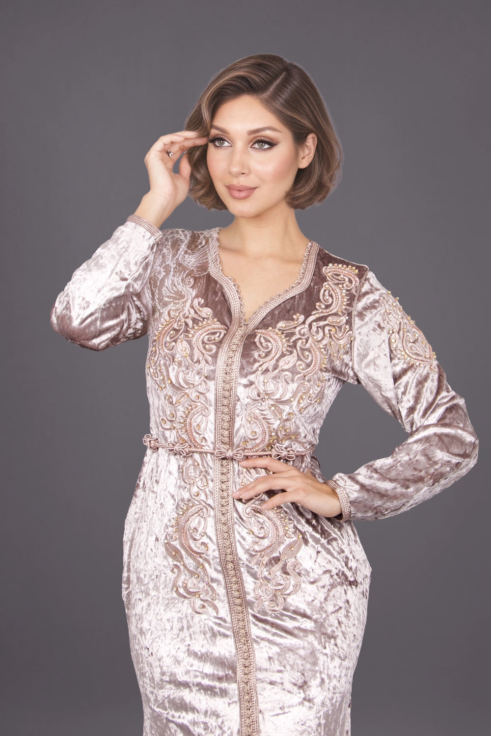 Caftan sirène en velours taupe Dakita MODE & CAFTAN