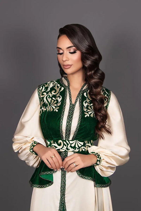 caftan femme ivoire avec pantalon vert en drap de soie et gilet velour vert bouteille