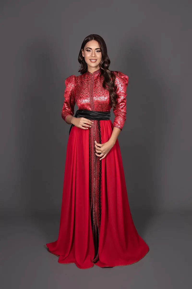 Detail of the slightly puffed gigot sleeves of the red kaftan.