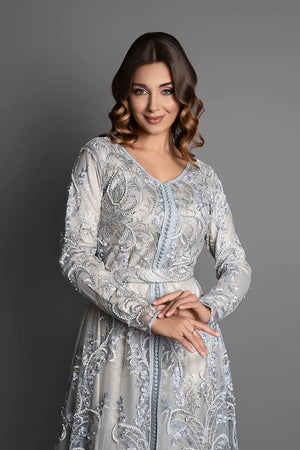 قفطان مغربي نسائي من دانتيل فاخر مطرّز باللؤلؤ، بتشطيب مغربي