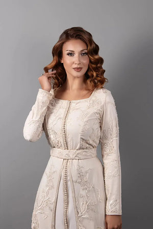 Hochwertiger marokkanischer Damenkaftan aus perlenbesetzter Spitze mit marokkanischem Gürtel