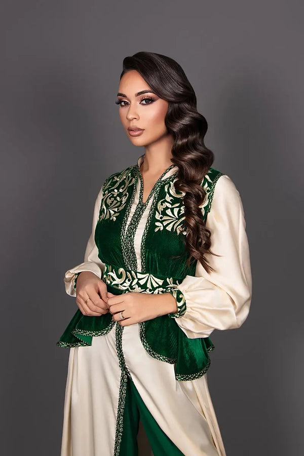 caftan femme ivoire avec pantalon vert en drap de soie et gilet velour vert bouteille