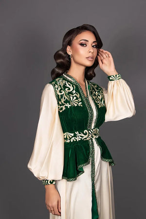 caftan femme ivoire avec pantalon vert en drap de soie et gilet velour vert bouteille
