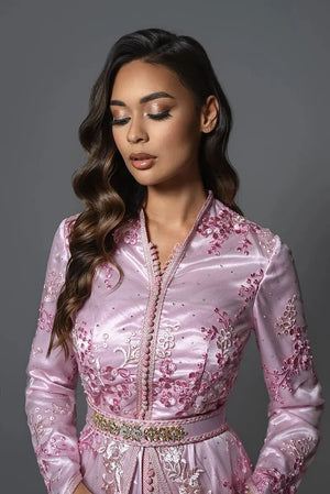 Caftán Aydene rosa empolvado de satén y encaje floral bordado, corte elegante con cinturón de perlas y acabados artesanales marroquíes.