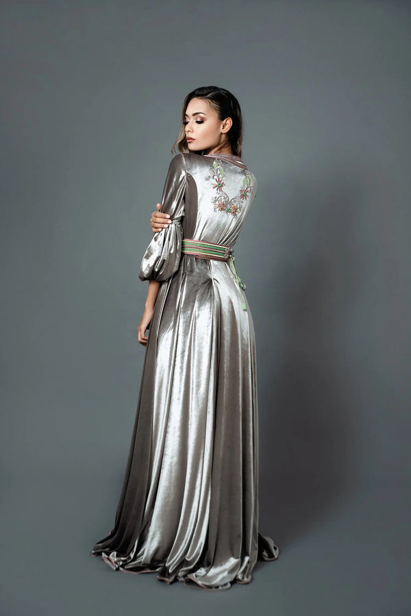 Caftan en velours gris moiré Lalla Salma, broderie verte et rose