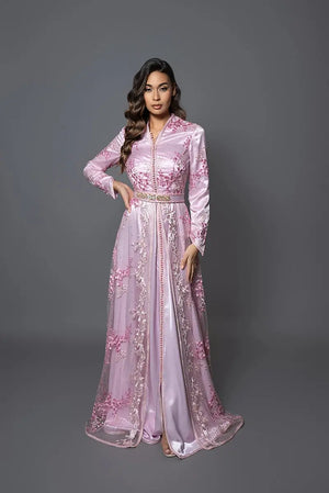 Caftán Aydene rosa pastel con bordados florales tono sobre tono, corte fluido y cinturón adornado con piedras, elegante atuendo marroquí.
