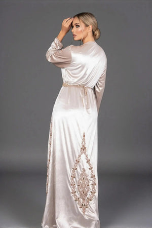 caftan marocain traditionnel en velou beige nude pour les grandes occasions 