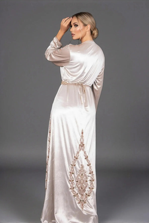 caftan marocain traditionnel en velou beige nude pour les grandes occasions 