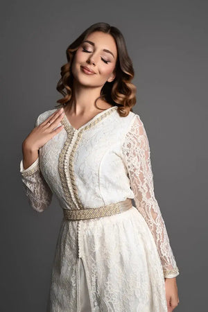 Marokkanischer kaftan aus ecrufarbener Spitze, Satinfutter und Hose aus Seidensatin