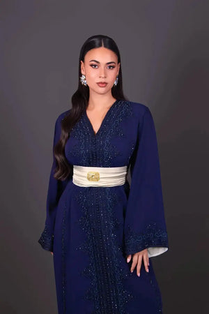 Caftan bleu marine avec ceinture beige 