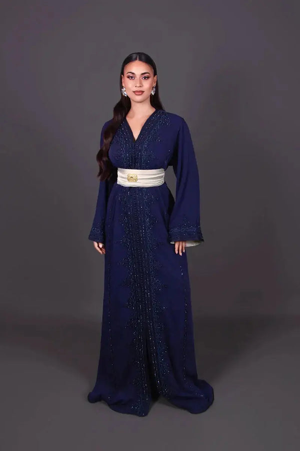 Caftan marocain en crêpe bleu marine brodé et perlé ton sur ton 