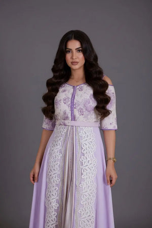 caftan marocan moderne avec epaule dénudée et brocard 
