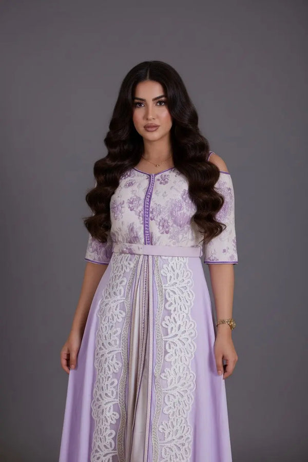 caftan marocan moderne avec epaule dénudée et brocard 