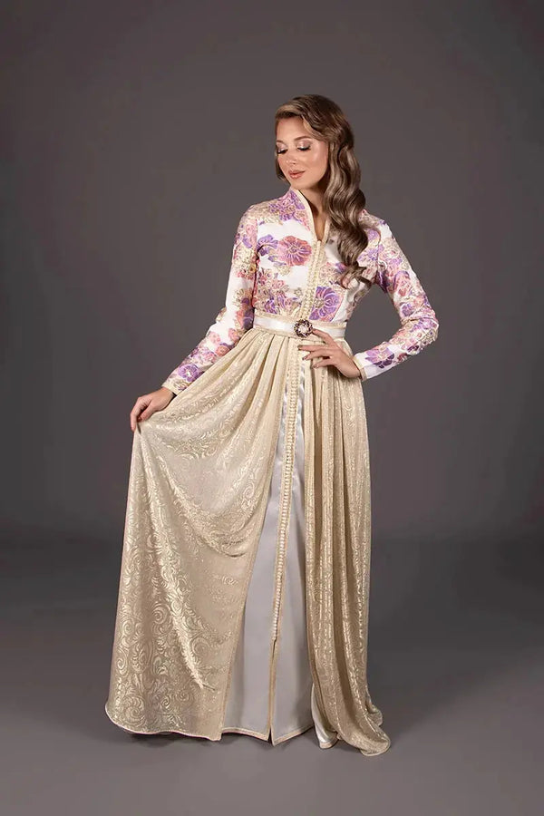 caftan marocain invitée en brocard fleurs mauve, violet et jupe doré, ceinture marocaine