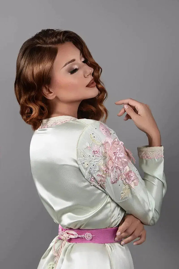 caftan marocain vert pale avec ceinture 