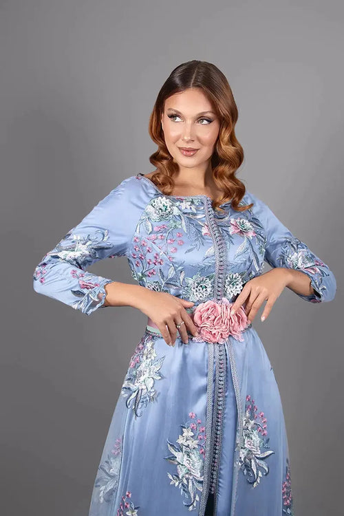 Moroccan boat-neck kaftan in blue lace with embroidered details