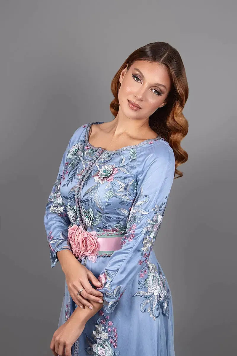 Blauwe kanten kaftan met groene wijde broek en bloemenriem