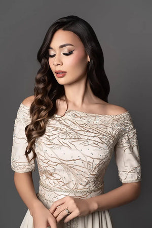 Beiger marokkanischer Kaftan wie ein Abendkleid