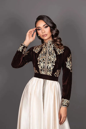 bruine geborduurde Marokkaanse fluwelen kaftan met beige officierskraag en bruine ceintuur