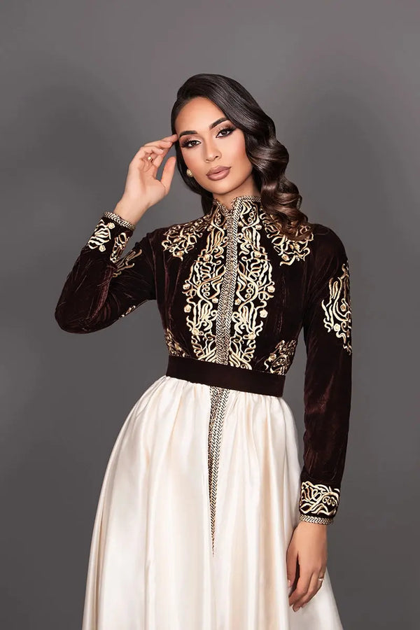 bruine geborduurde Marokkaanse fluwelen kaftan met beige officierskraag en bruine ceintuur