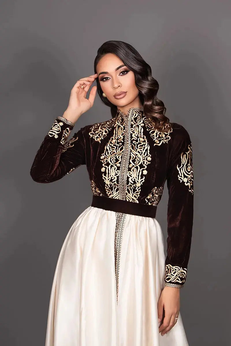Brauner, bestickter marokkanischer Samt-Kaftan mit beigem Stehkragen und braunem Gürtel