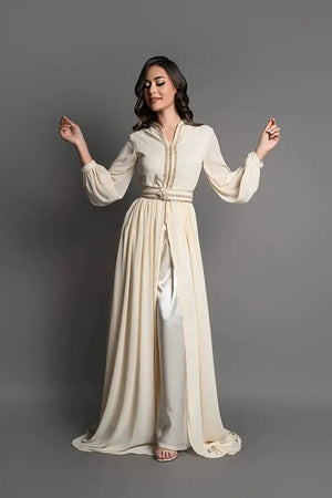 Caftan traditionnel marocain crème revisité en style contemporain