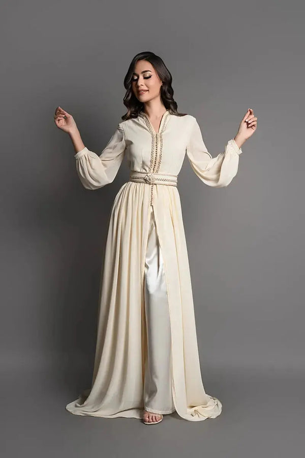 Caftan traditionnel marocain crème revisité en style contemporain