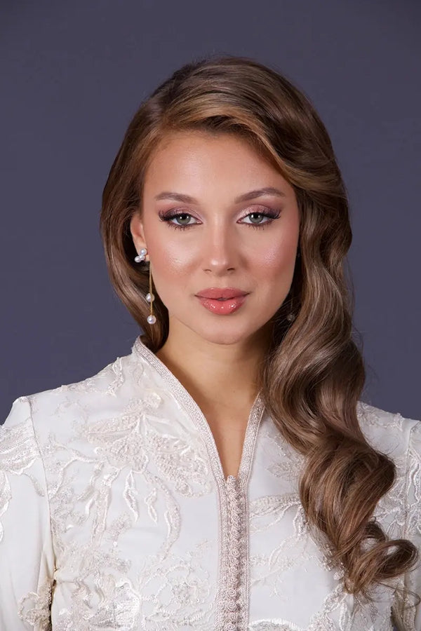 Caftán marroquí corto de encaje con perlas en color crudo, ideal para boda civil y boda mixta.