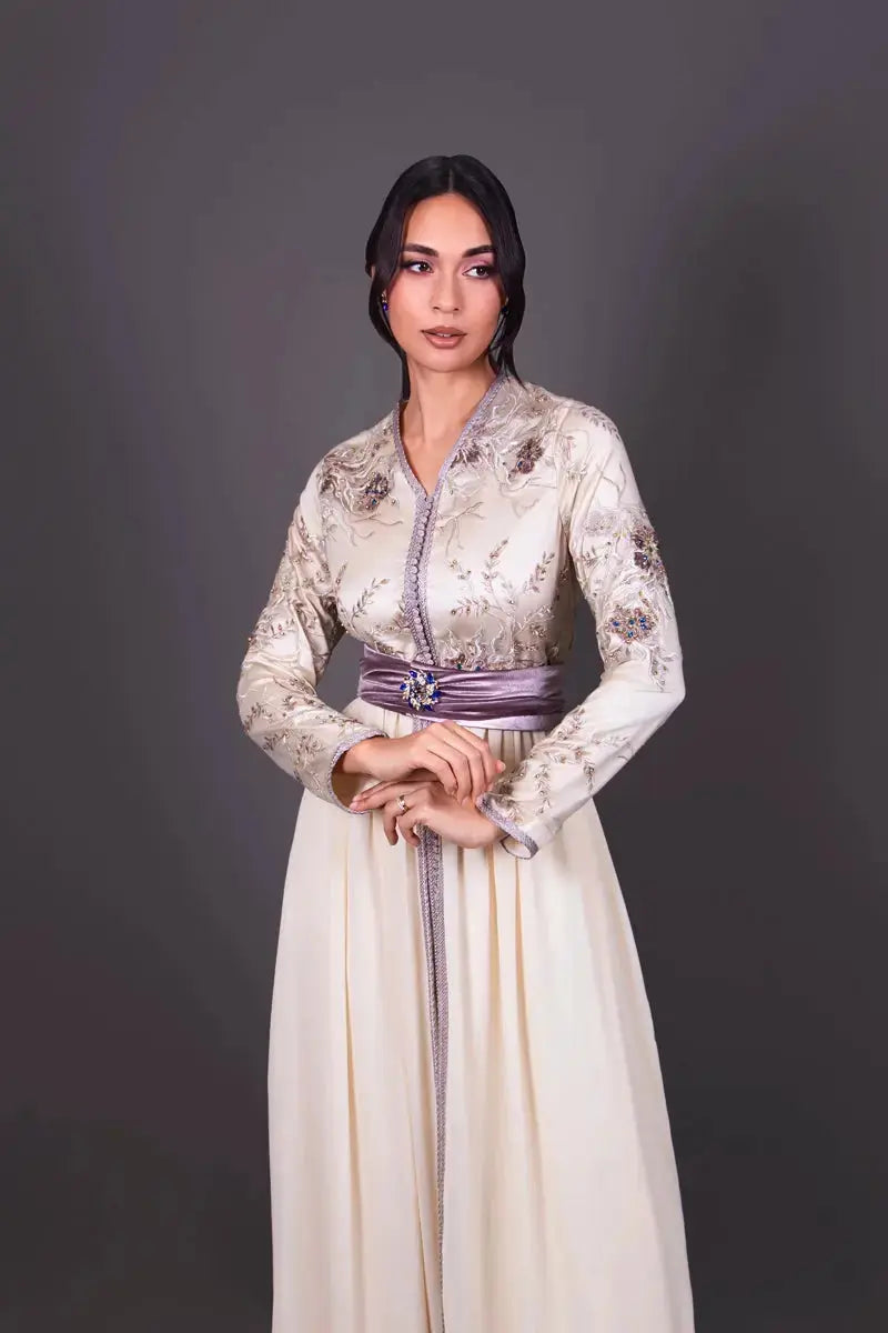 Caftán marroquí MODE & CAFTAN Sameera blanco roto con delicados bordados y cinturón morado para ceremonia