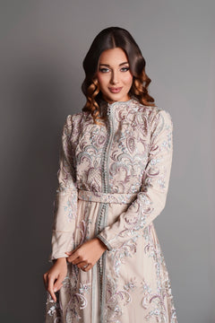 caftan marocain beige en dentelle de luxe pour mariage 