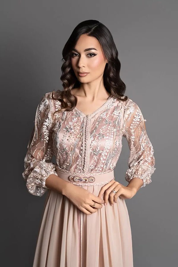 caftan marocain avec ceinture assortie, modèle moderne