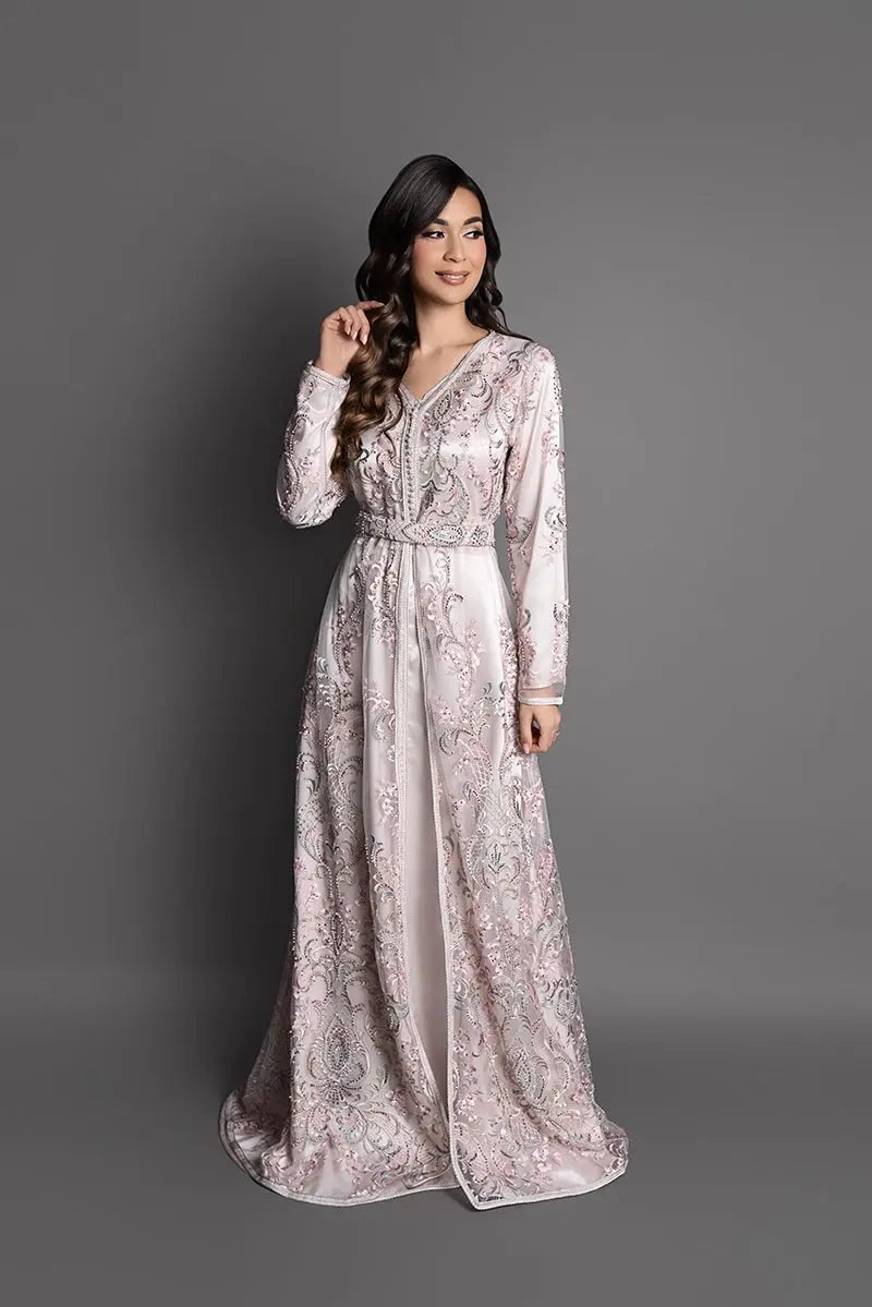 Caftan marocain blanc rosé broderies florales argentées et perles pour mariage