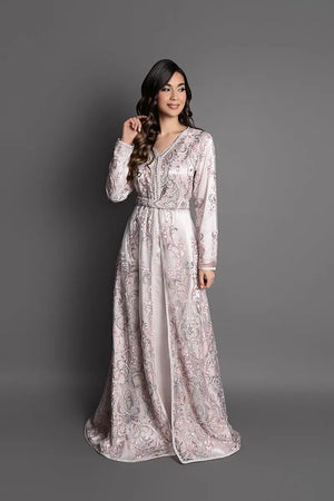 Caftan marocain blanc rosé broderies florales argentées et perles pour mariage