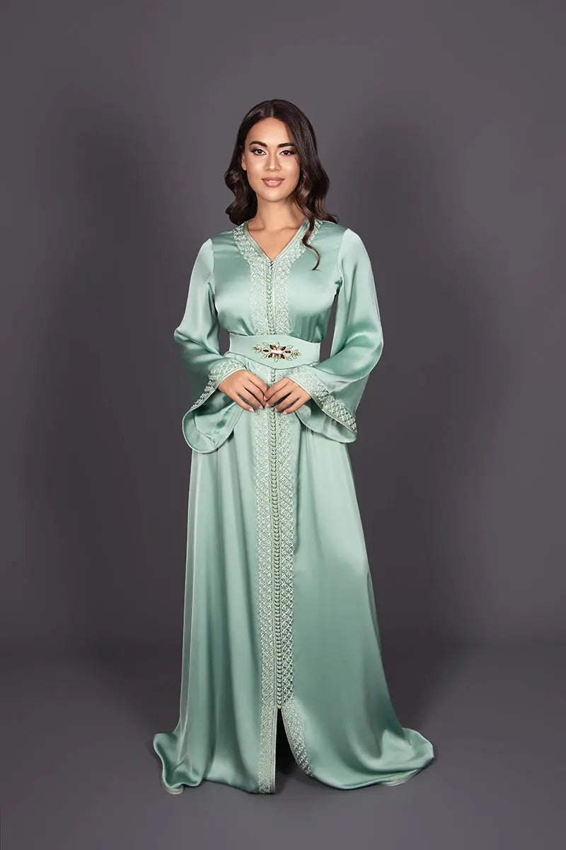caftan marocain en drap de soie vert pastel manches évasées