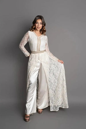 Marokkanischer kaftan mit Hose aus ecrufarbener Spitze und Seidensatin mit perlenbesetztem Gürtel